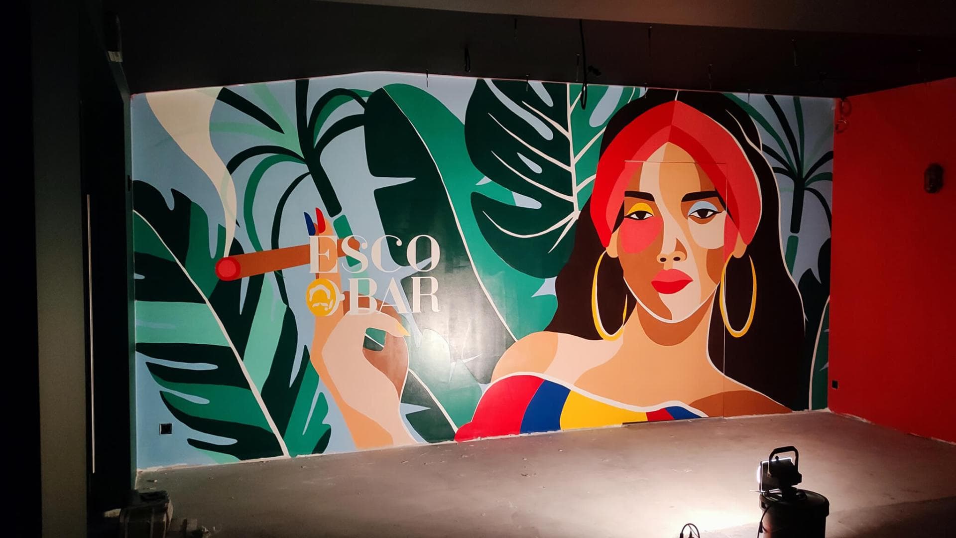 Fresque d'une Colombienne éclairée par un projecteur de chantier